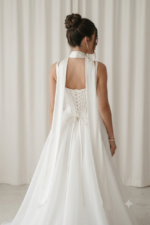 Vestido de Noiva Longo em Organza Cristal com Corpo Estruturado e Saia Godê Duplo - Imagem 3