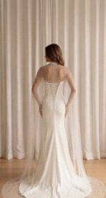 Vestido de Noiva Sereia em Bucol com Corset Estruturado e Capa em Tule Bordado com Pérolas - Imagem 2