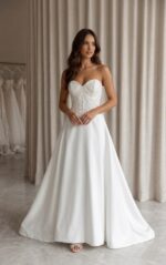 Vestido de Noiva Evasê em Zibeline com Corset Estruturado Bordado em Pérolas - Imagem 2