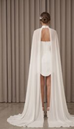 Vestido de Noiva Curto em Cetim Bucol Estruturado com Lenço Longo - Imagem 2